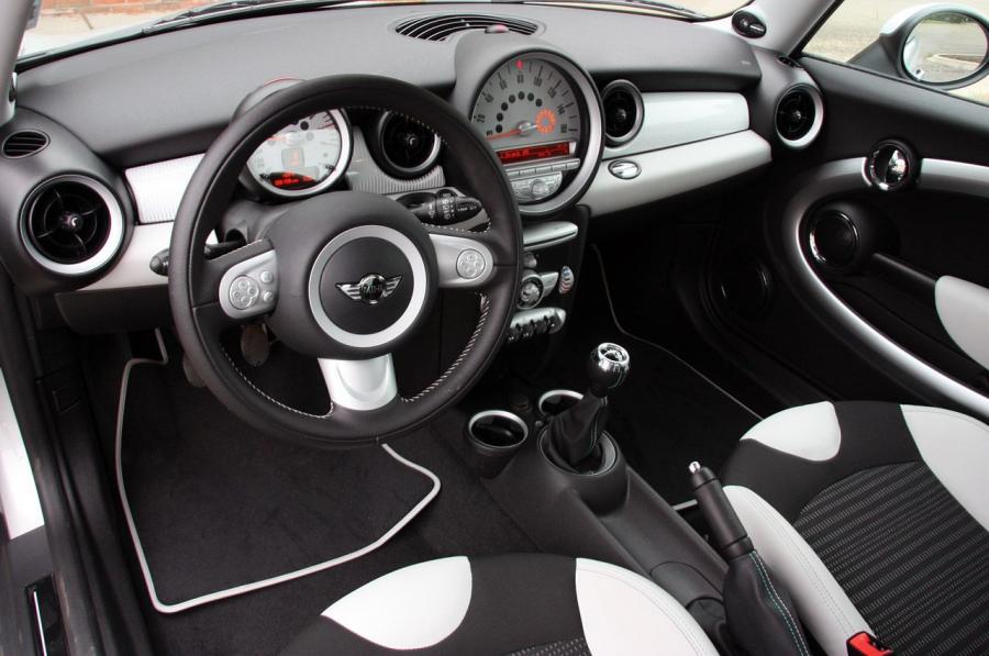  Mini Cooper 50 Camden Edition 2010 года  (фото 35 из 53)